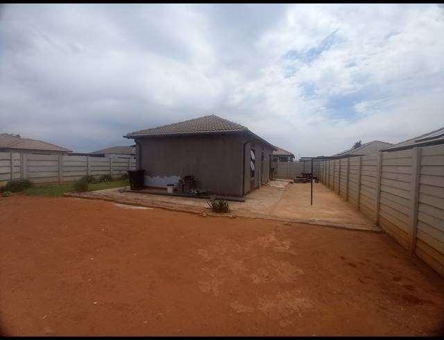 2 BEDROOM FREEHOLD FOR SALE IN CRYSTAL PARK